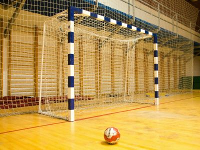 Sporthalle mit eiem Tor und Ball MEHASPORT Ausgleichsschüttung